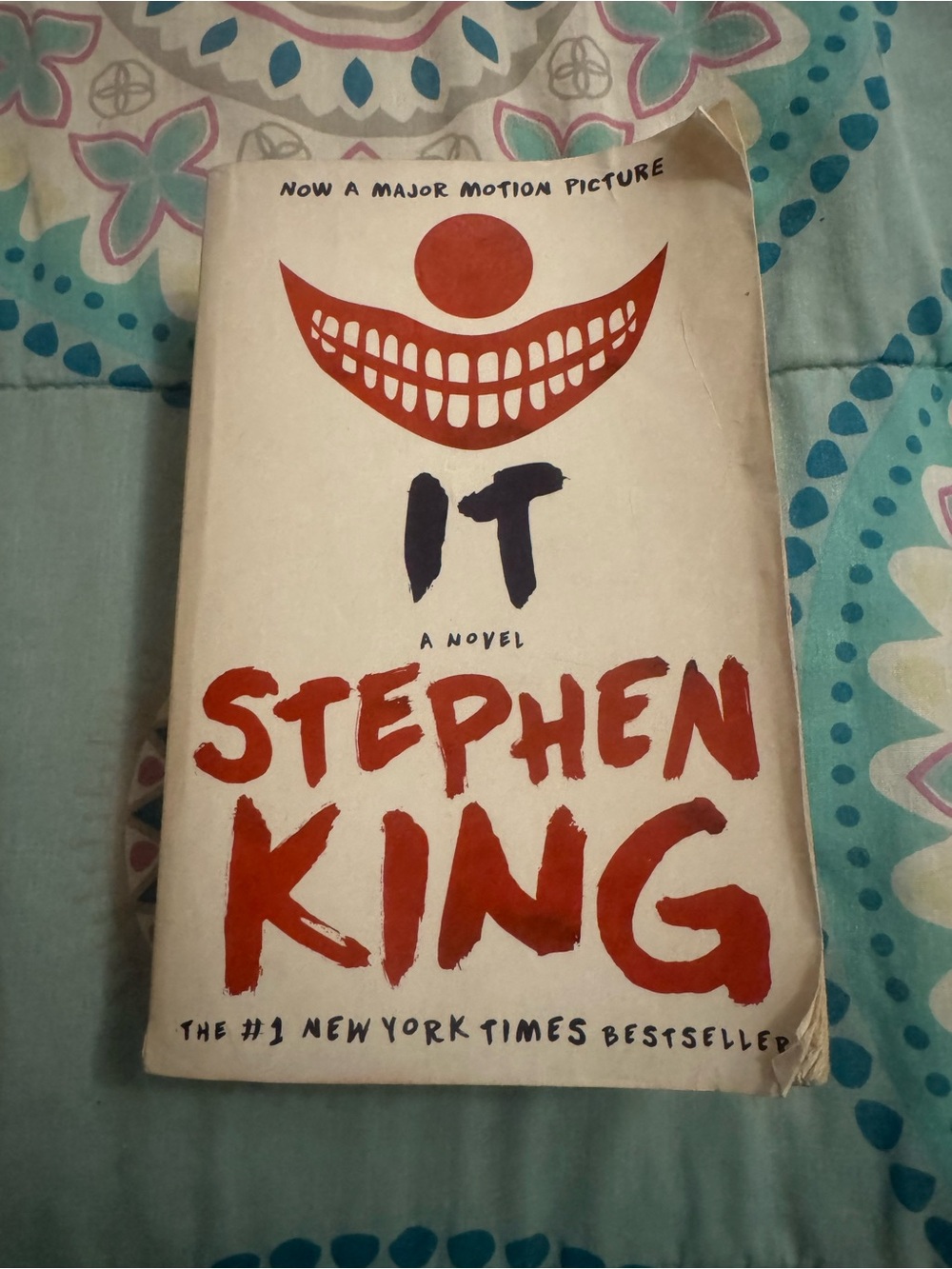 Stephen King "IT" Paperback Novel - Red & White Cover